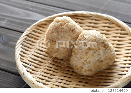 しょうがご飯のおにぎり 128214499