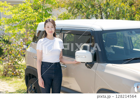 車の横に立つ20代女性 128214564