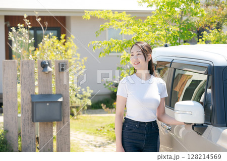 車の横に立つ20代女性 車の横に立つ20代女性 128214569