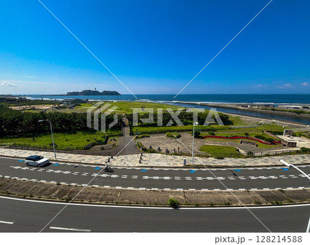 湘南・鵠沼海岸沿いの国道134号線と江の島 引地川河口付近 湘南・鵠沼海岸沿いの国道134号線と江の島 引地川河口付近 128214588
