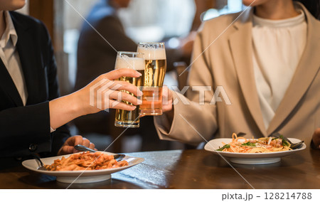 レストラン,飲食店,居酒屋でビールを飲むOL・ビジネスウーマン 128214788