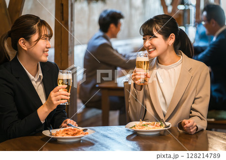 レストラン,飲食店,居酒屋でビールを飲むOL・ビジネスウーマン 128214789