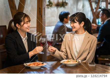 レストラン,飲食店,居酒屋で赤ワインを飲むOL・ビジネスウーマン レストラン,飲食店,居酒屋で赤ワインを飲むOL・ビジネスウーマン 128214794