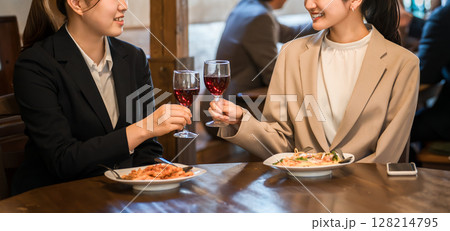 レストラン,飲食店,居酒屋で赤ワインを飲むOL・ビジネスウーマン レストラン,飲食店,居酒屋で赤ワインを飲むOL・ビジネスウーマン 128214795