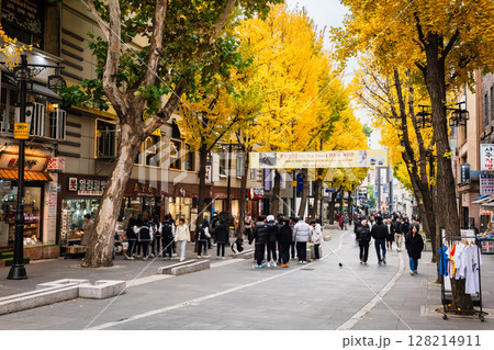 秋のソウル　仁寺洞（インサドン）のメインストリート 128214911