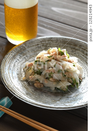 新玉ねぎのツナマヨ大葉和え 128214943