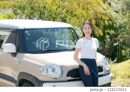 車の横に立つ若い女性 車の横に立つ若い女性 128215022