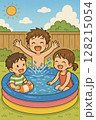 庭でプール遊びを楽しむ子供たちのイラスト 128215054