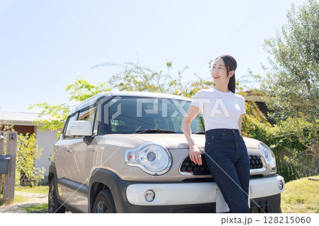 車の前に立つ女性 車の前に立つ女性 128215060