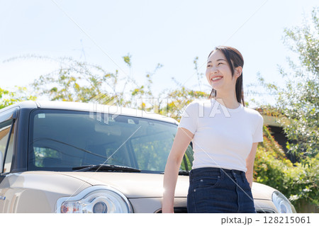 車の前に立つ女性 車の前に立つ女性 128215061