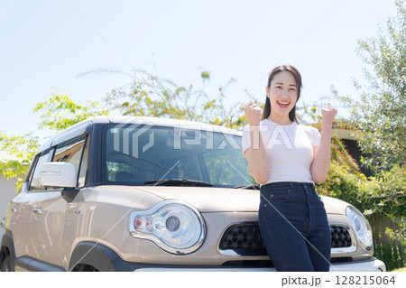 車の前に立つ女性 車の前に立つ女性 128215064