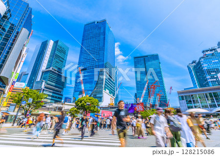 日本の東京都市景観7月…インバウンド続く。外国人観光客らで賑わう渋谷スクランブル交差点…＝4日 128215086