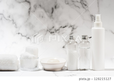 大理石を背景に配置した化粧品と生活雑貨 128215127