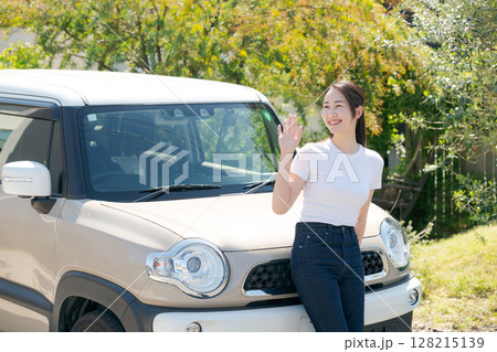 車の前で手を振る女性 車の前で手を振る女性 128215139