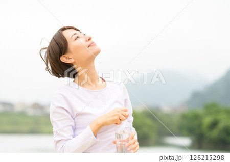 公園で水分補給をする女性 128215298
