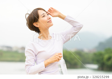 公園で水分補給をする女性 128215299