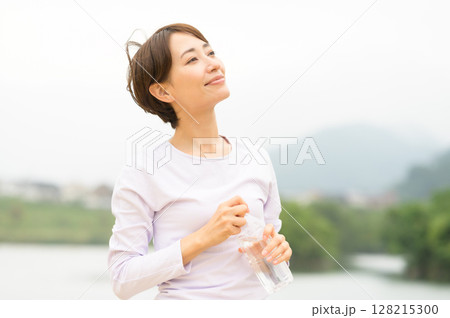 公園で水分補給をする女性 128215300