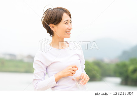 公園で水分補給をする女性 128215304