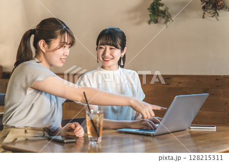 カフェや自宅でノートパソコンを使って仕事するビジネスウーマン,女性 128215311