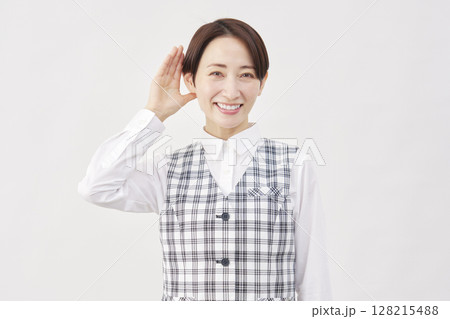 女性　事務員　聞くジェスチャー　白背景 128215488