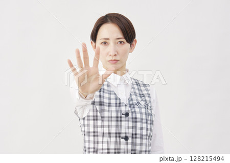 女性 事務員 ストップのジェスチャー 白背景 女性 事務員 ストップのジェスチャー 白背景 128215494