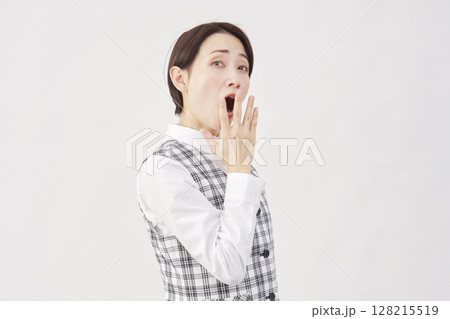 女性　事務員　あくび　白背景 128215519