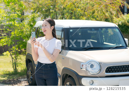 車の前に立つ20代女性 車の前に立つ20代女性 128215535