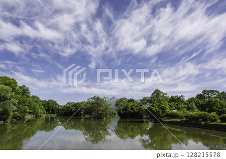 初夏の青空広がる大沼国定公園 初夏の青空広がる大沼国定公園 128215578