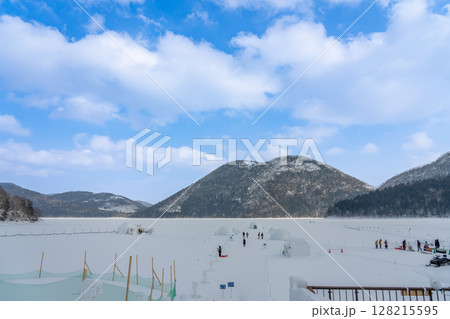 北海道鹿追町　雪と氷の世界の冬の然別湖コタンを散策する観光客 128215595