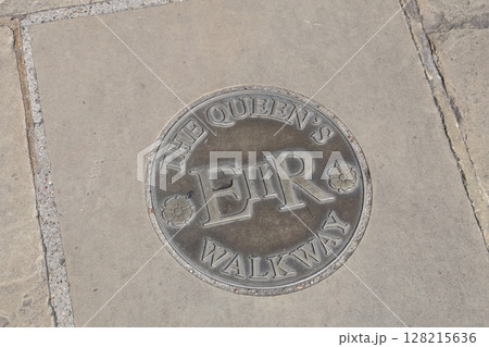 エリザベス女王のマークが刻まれたマンホール 128215636