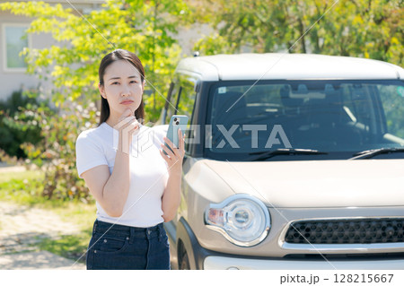 車の前に立つ20代女性 車の前に立つ20代女性 128215667