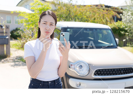 車の前に立つ20代女性 128215670