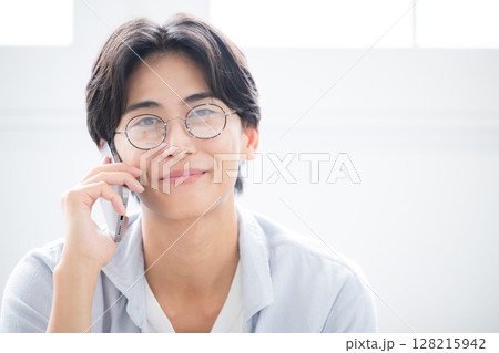 スマホを持つ眼鏡のハンサムなカメラ目線の男性のクローズアップ 電話をかける 通話や話すイメージ「もし スマホを持つ眼鏡のハンサムなカメラ目線の男性のクローズアップ 電話をかける 通話や話すイメージ「もし 128215942