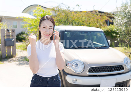 車の前に立つ20代女性 車の前に立つ20代女性 128215950