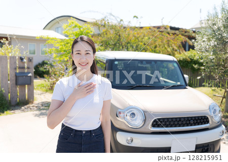 車の前に立つ20代女性 車の前に立つ20代女性 128215951