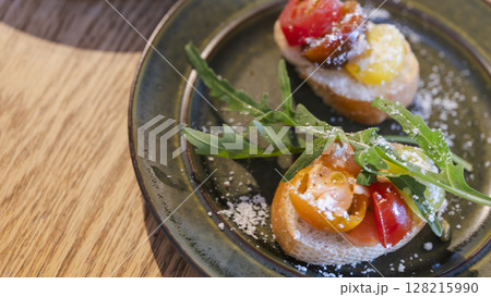 夏野菜 ブルスケッタ トマト ルッコラ チーズ 前菜 夏野菜 ブルスケッタ トマト ルッコラ チーズ 前菜 128215990