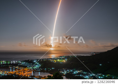 屋久島洋上アルプスの夜景(8月)種子島からロケット打ち上げ 128216046