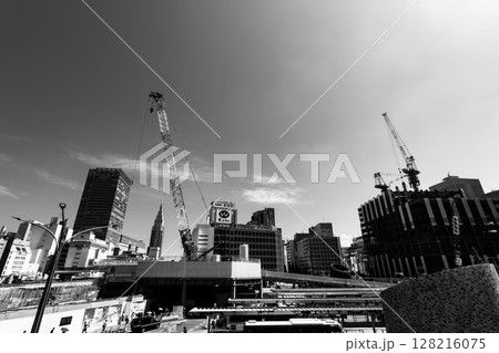 東京都市風景 新宿駅西口の再開発工事 2025.06 b-5 モノクロ 東京都市風景 新宿駅西口の再開発工事 2025.06 b-5 モノクロ 128216075