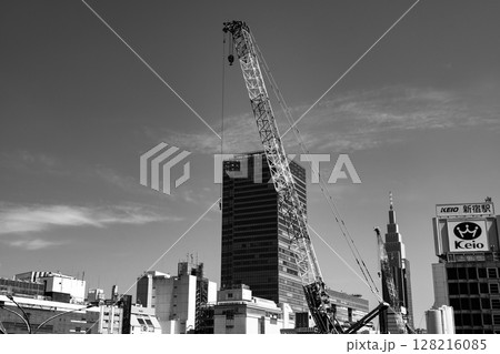 東京都市風景 新宿駅西口の再開発工事 2025.06　d-5 モノクロ 128216085