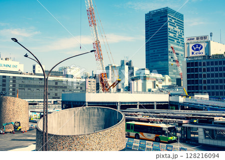 東京都市風景 新宿駅西口の再開発工事 2025.06　f-3 暖色寒色強調 128216094