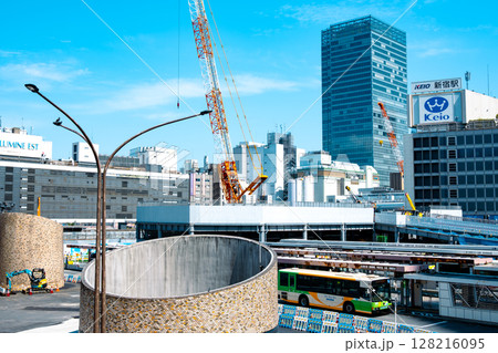 東京都市風景 新宿駅西口の再開発工事 2025.06　f-4 ライトカラー 128216095
