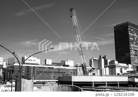東京都市風景 新宿駅西口の再開発工事 2025.06 h-5 モノクロ 東京都市風景 新宿駅西口の再開発工事 2025.06 h-5 モノクロ 128216106