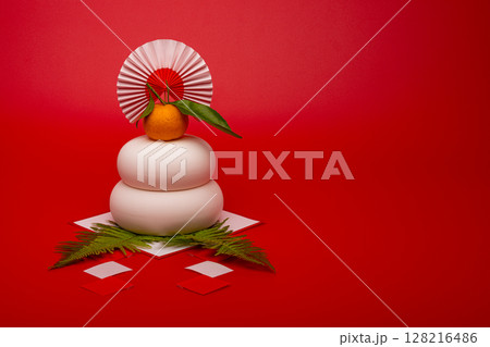 “鏡餅“を左側に配置した写真 赤背景 三宝(台座)無し “鏡餅“を左側に配置した写真 赤背景 三宝(台座)無し 128216486