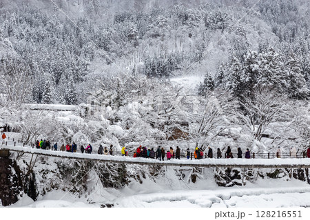 雪に覆われた冬の世界文化遺産　白川村（白川郷）　岐阜県 ：1月 128216551