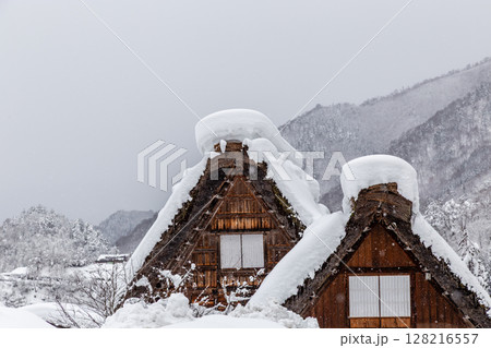 雪に覆われた冬の世界文化遺産 白川村(白川郷) 岐阜県 :1月 雪に覆われた冬の世界文化遺産 白川村(白川郷) 岐阜県 :1月 128216557