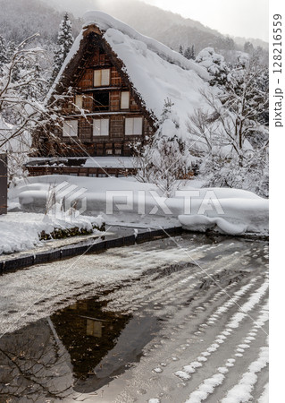 雪に覆われた冬の世界文化遺産 白川村(白川郷) 岐阜県 :1月 雪に覆われた冬の世界文化遺産 白川村(白川郷) 岐阜県 :1月 128216559