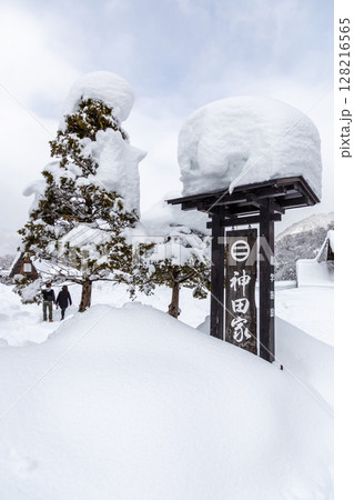 雪に覆われた冬の世界文化遺産 白川村(白川郷) 岐阜県 :1月 雪に覆われた冬の世界文化遺産 白川村(白川郷) 岐阜県 :1月 128216565
