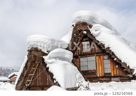 雪に覆われた冬の世界文化遺産 白川村(白川郷) 岐阜県 :1月 雪に覆われた冬の世界文化遺産 白川村(白川郷) 岐阜県 :1月 128216568