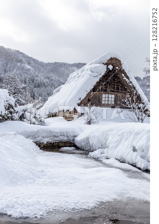 雪に覆われた冬の世界文化遺産 白川村(白川郷) 岐阜県 :1月 雪に覆われた冬の世界文化遺産 白川村(白川郷) 岐阜県 :1月 128216752