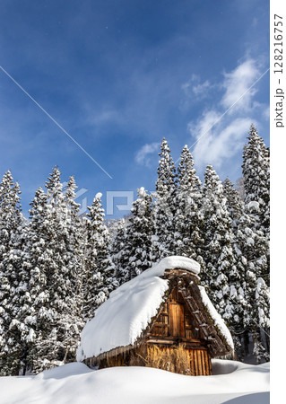雪に覆われた冬の世界文化遺産 白川村(白川郷) 岐阜県 :1月 雪に覆われた冬の世界文化遺産 白川村(白川郷) 岐阜県 :1月 128216757